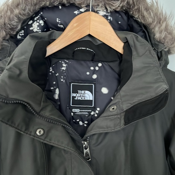 The North Face Women’s Artic Down Parka with hood and faux fur trim in CC13 Gray - Picture 2 of 7